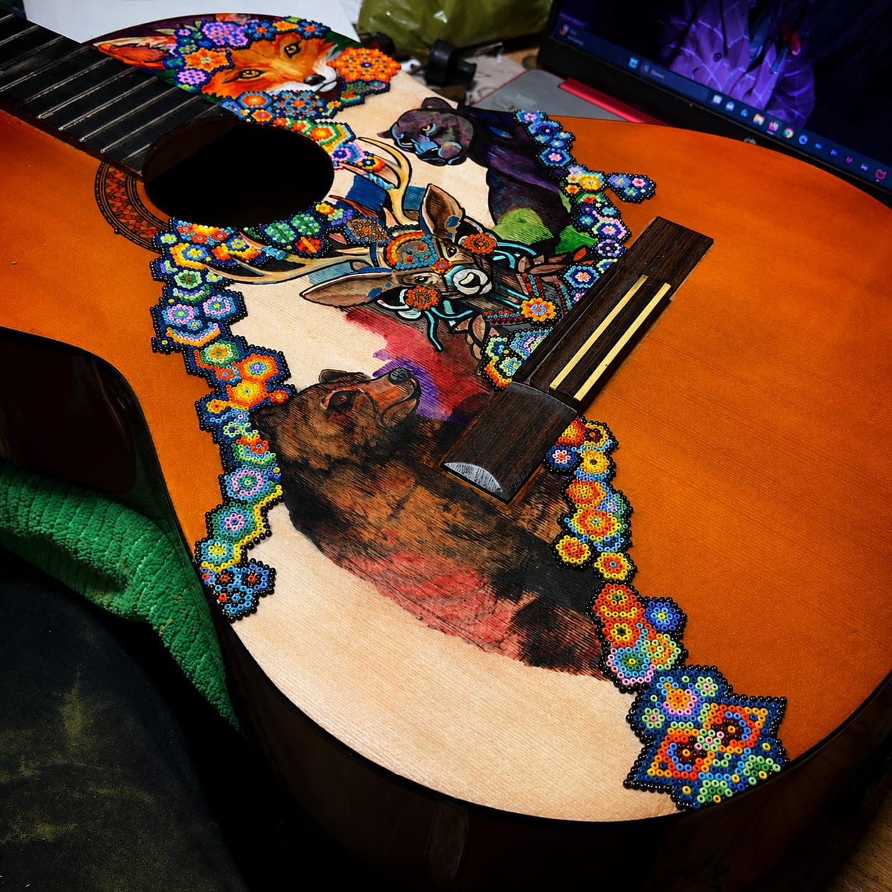 Personalización de guitarra pintnado animales del bosqué
