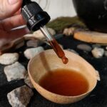 Tintura madre de salvia sobre un totumo natural
